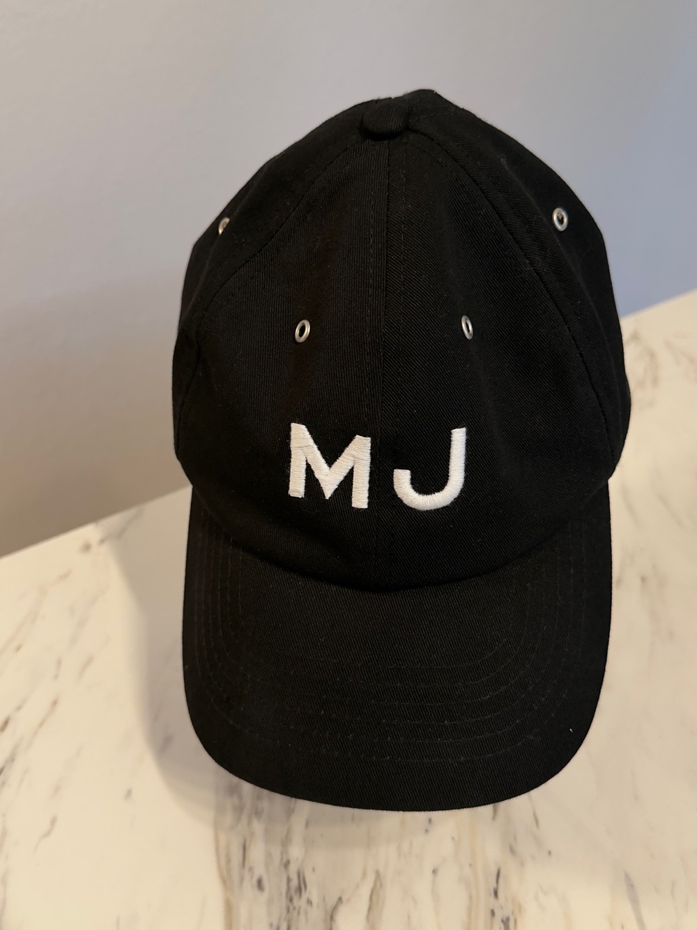 Marc Jacobs Black 'The Cap'
Embroidered Logo Cap Marc Jacobs - Picture 2 of 6